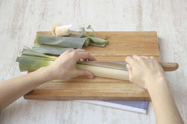 Halve the leek lengthwise