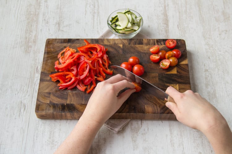 Snijd de courgette, parika en tomatjes klein