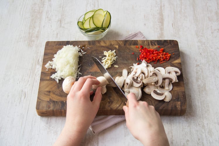 Snijd de champignons in plakken