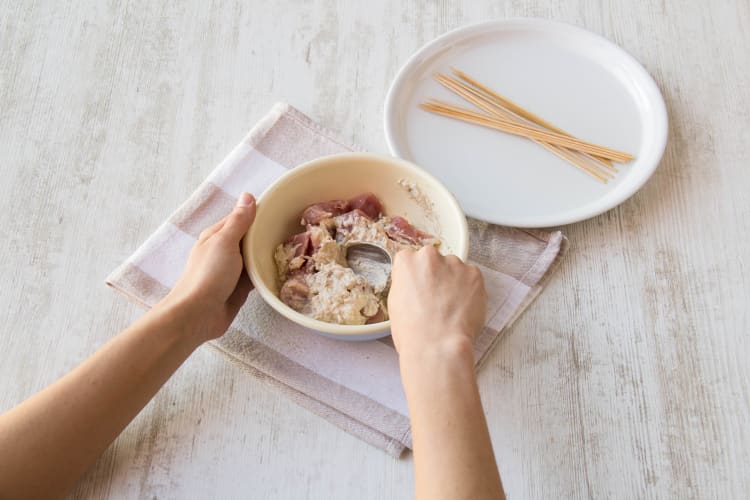Das Schweinefleisch unter die Marinade rühren