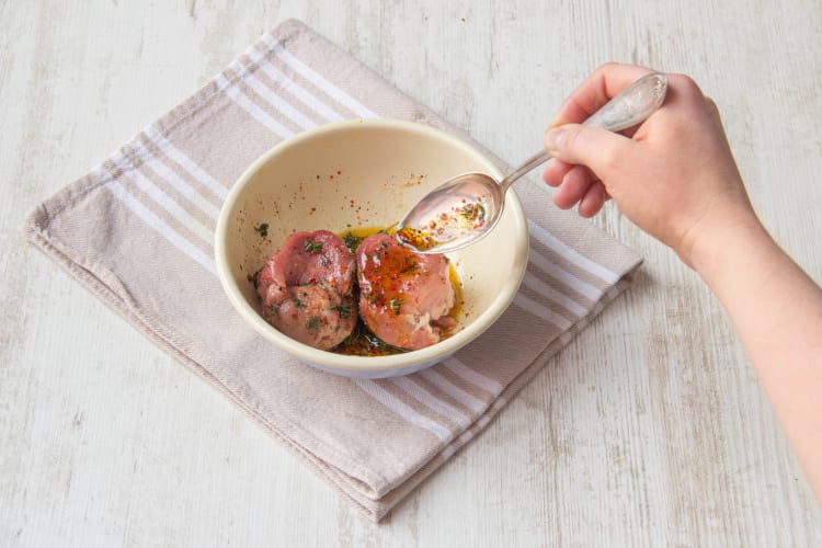 Schweinefilet mit Thymianblätter, Chiliflocken, Salz und Pfeffer marinieren
