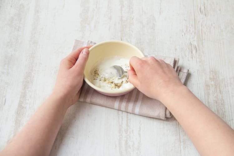 Knoblauch mit Joghurt in Schüssel vermischen