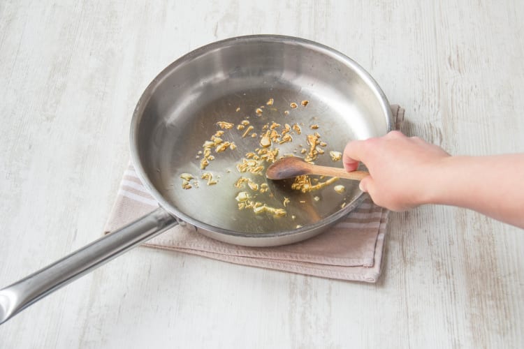 Olivenöl erhitzen und Knoblauch wenige Sekunden anbraten