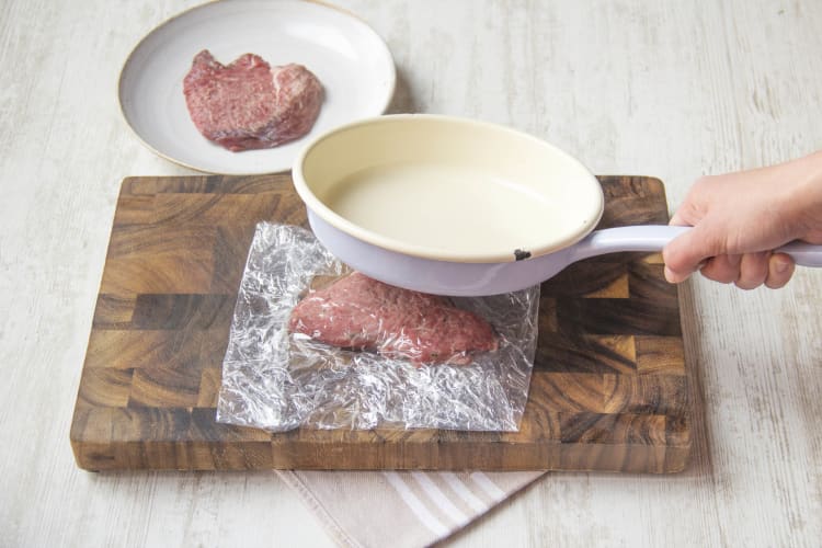 Rinderhüftsteaks flach klopfen