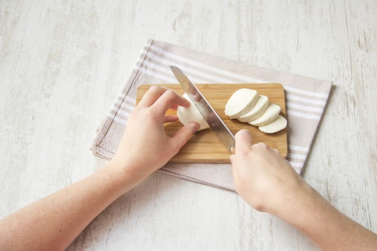 Mozzarella in Scheiben schneiden