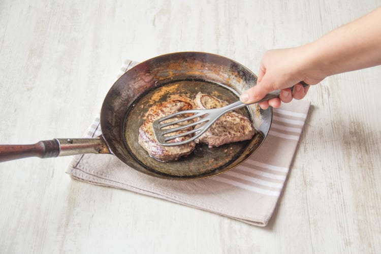 Steaks in einer Pfanne anbraten