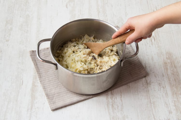Risotto-Reis hinzugeben