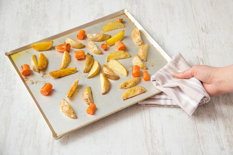 Kartoffeln und Karotten backen