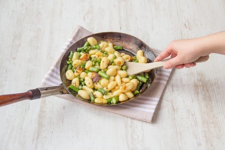 Cook the gnocchi with the asparagus