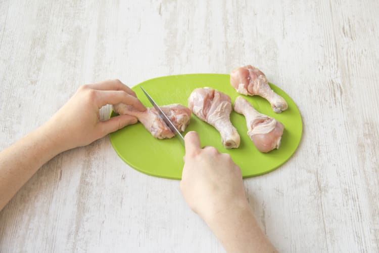 Snijd de drumsticks op minimaal 2 plekken in tot het bot