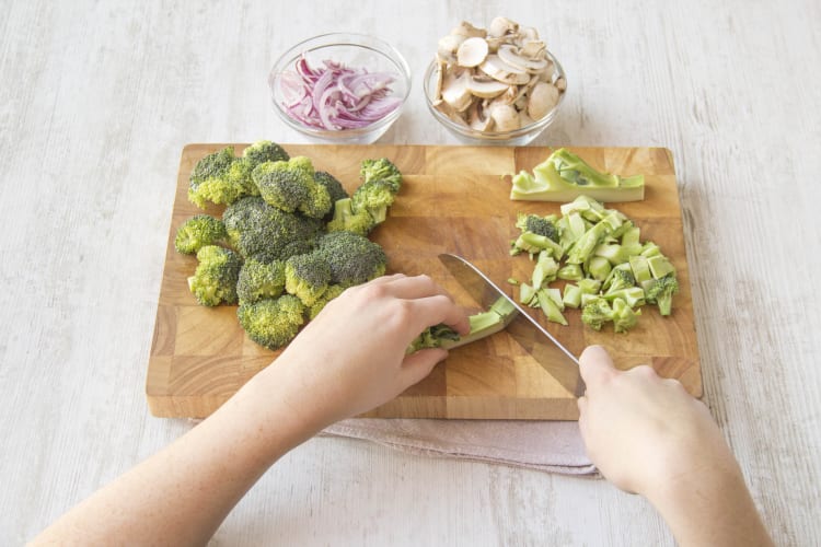 Snijd de bloem van de broccoli in roosjes