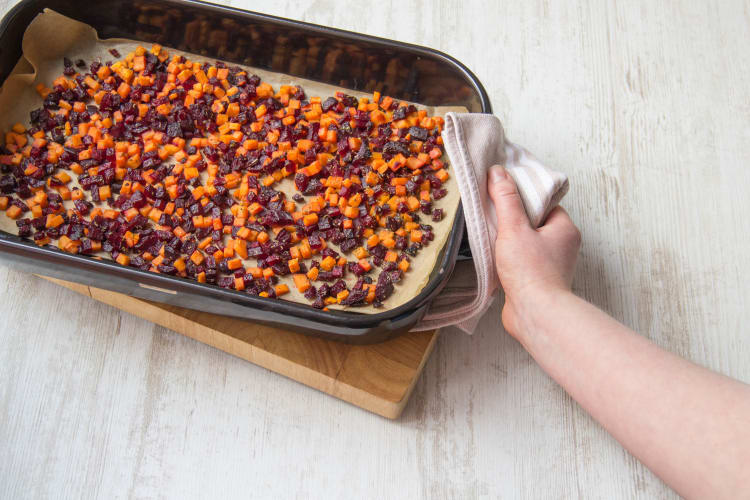 Bak de rode bieten en de bataat in de oven