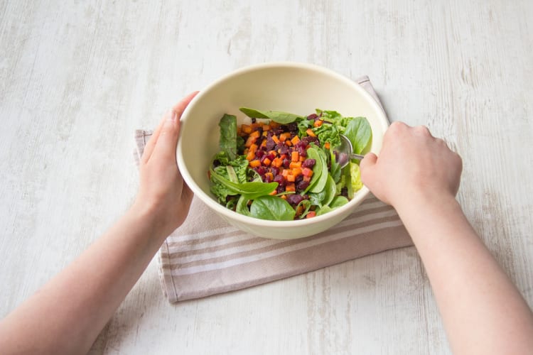 Voeg de bataat en bieten toe aan de saladekom.