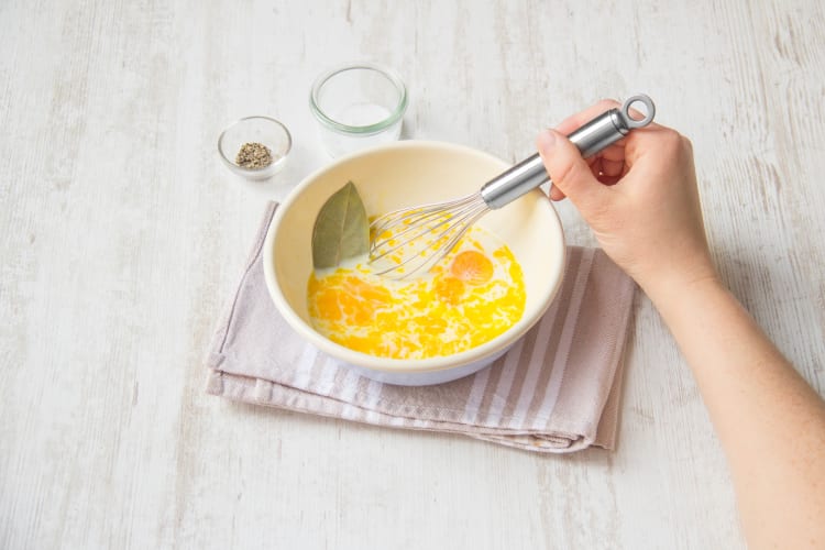 Eier mit Milch mischen