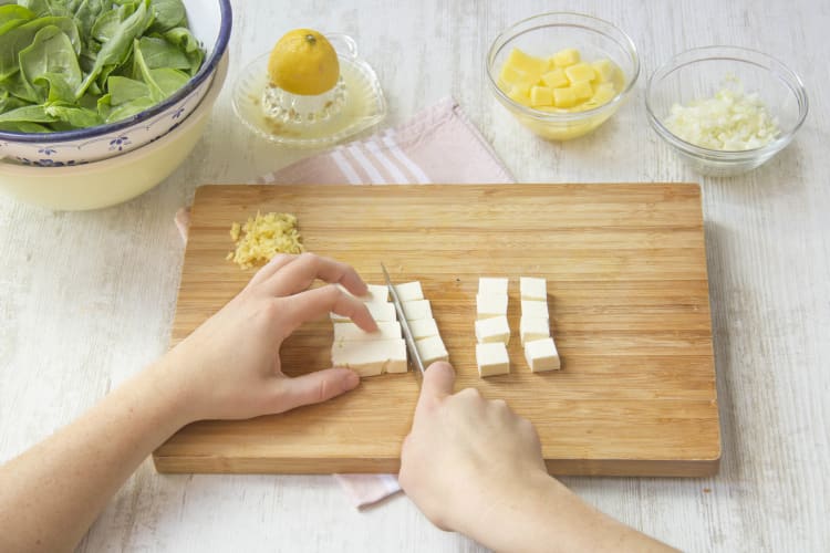 Käse in Würfel schneiden
