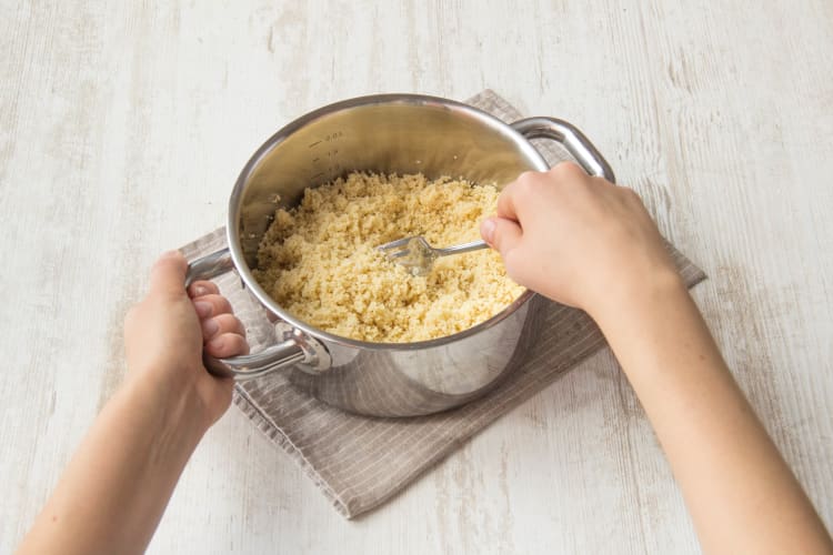 Couscous auflockern und mit Paprika-Öl untermischen