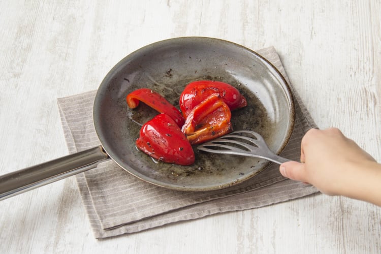 Paprika anbraten und mit Essig abschmecken