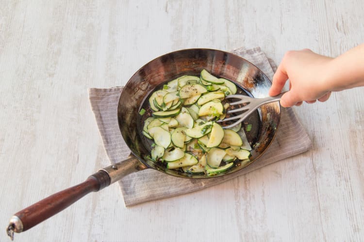 Voeg de tijm en het citroensap bij de courgette