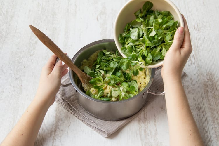 Voeg de veldsla bij de puree
