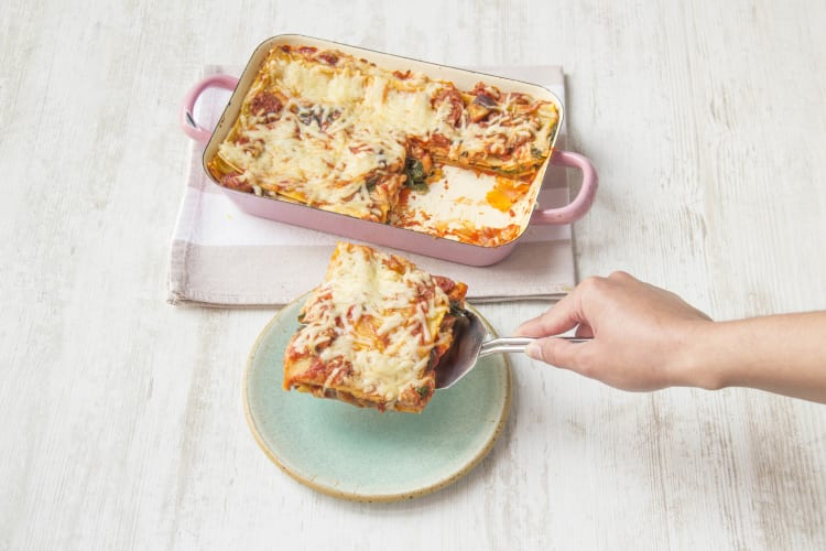 Verdeel de lasagne over de borden