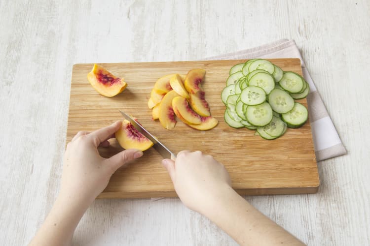 Snijd de komkommer en de nectarine