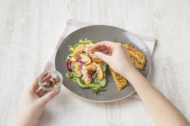 Serveer de salade bij de rösti