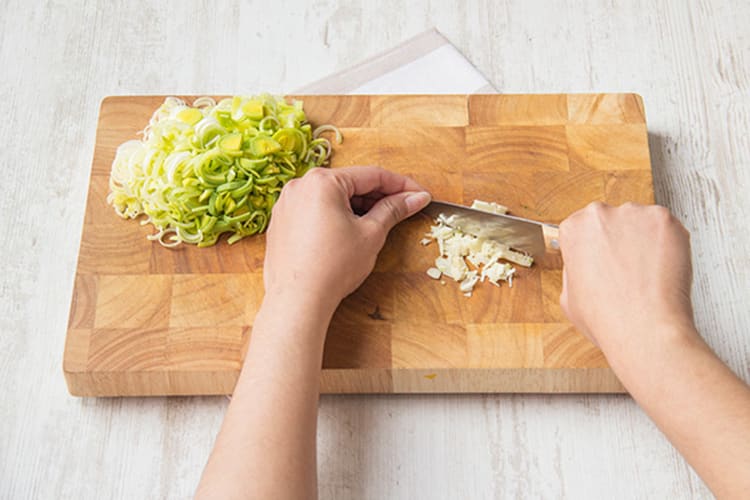 Chop the leek and garlic