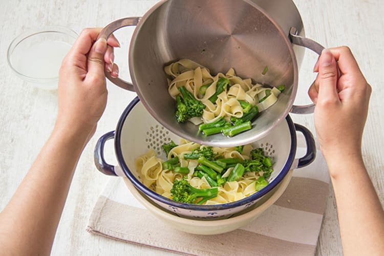 Cook pasta and broccoli