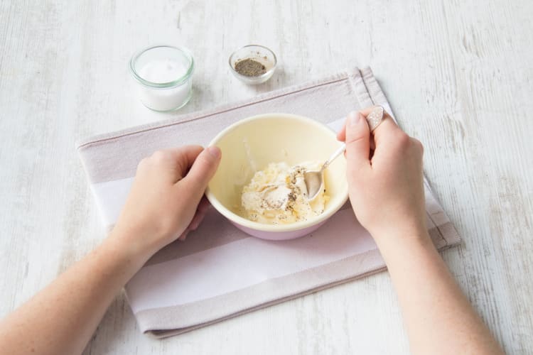 Knoblauch mit Joghurt vermischen