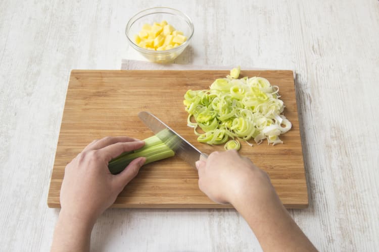 Snij de aardappelen en de prei