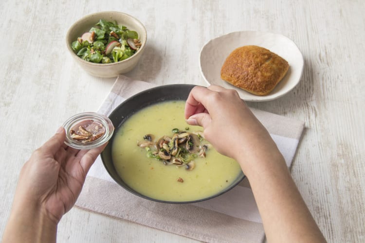 Serveer de soep met het spinazie-kaas-broodje en de salade