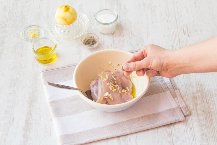 Mix the chicken with 1 tbsp of olive oil and the diced garlic