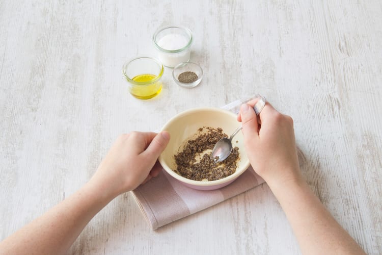 Gemahlene Senfkörner mit Öl, Salz und Pfeffer vermischen
