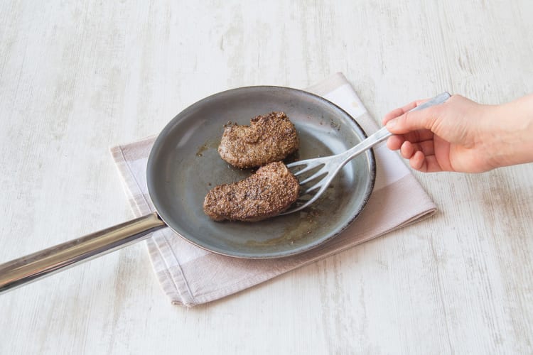 Steaks je Seite braten