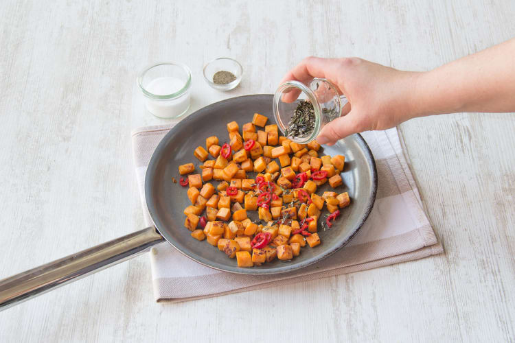 Rosmarin und Chili dazugeben