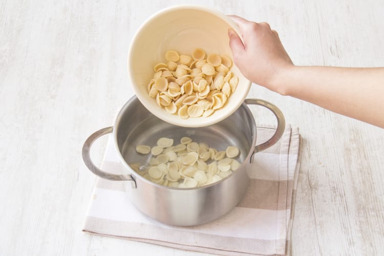 Orecchiette in einem großen Topf geben