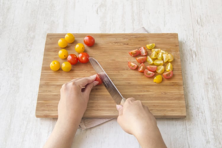 Tomaten waschen, trocknen und vierteln