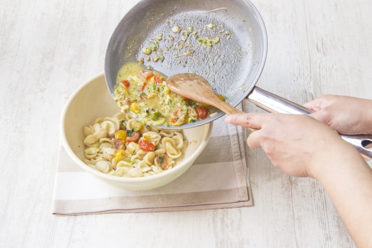 Pistazien-Minz-Pesto auf tiefen Tellern verteilen