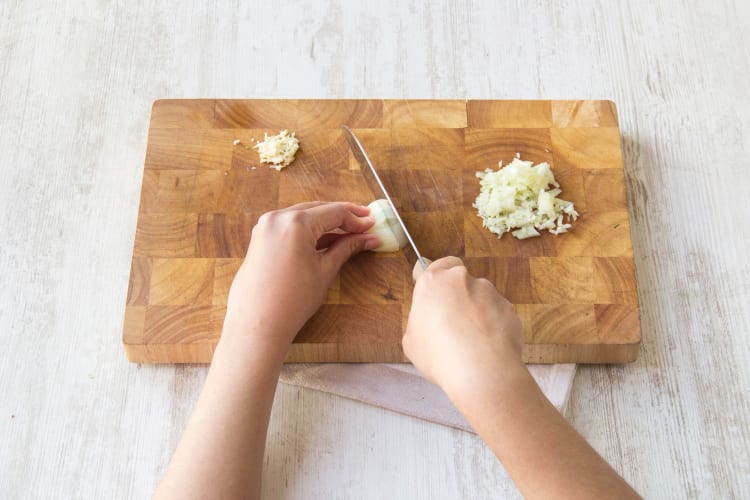 Snipper de ui en de knoflook
