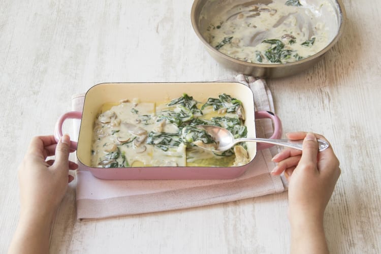 Bedek het laagje saus deze lasagnebladen