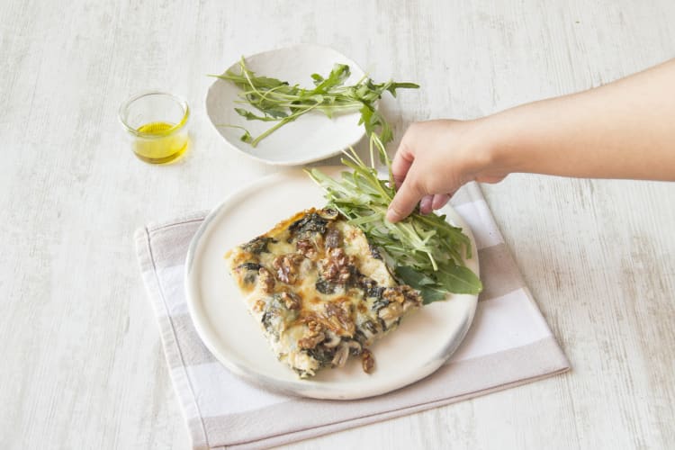Verdeel de lasagne over de borden en serveer met de rucola