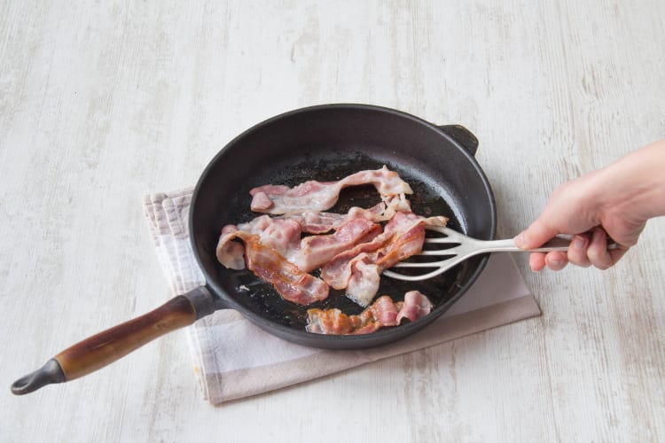 Bacon in der Pfanne braten
