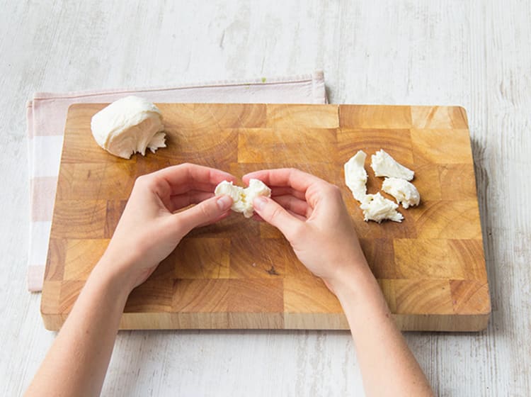 Mozzarella in kleine Stücke reißen