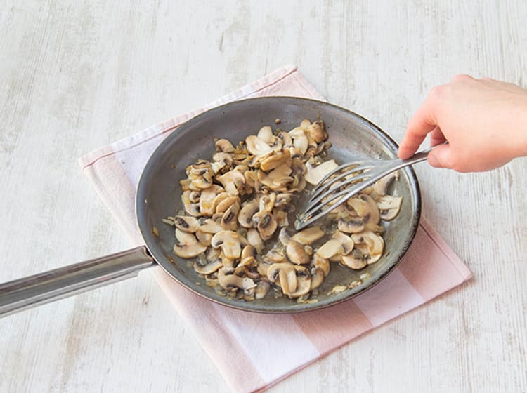 Champignons anbraten bis sie Wasser von sich geben