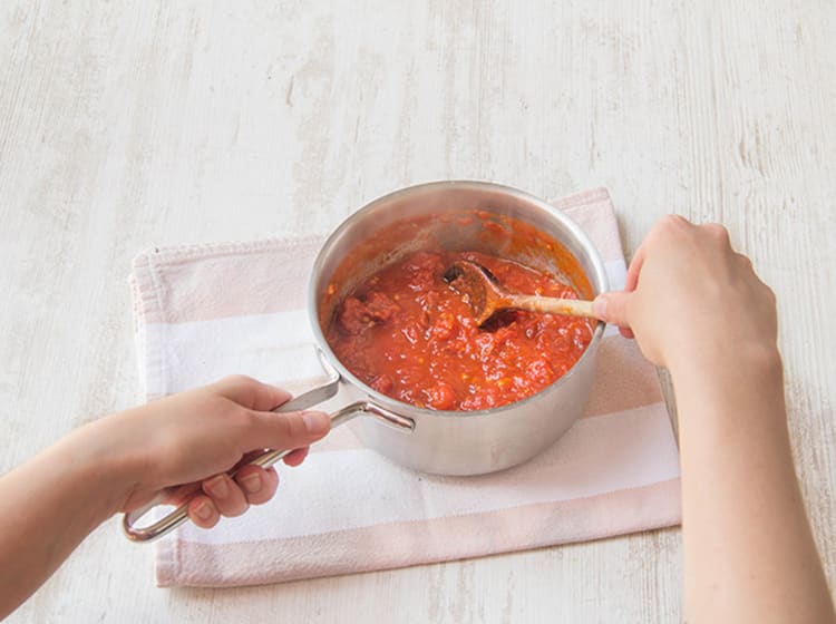 Tomatensoße köcheln lassen
