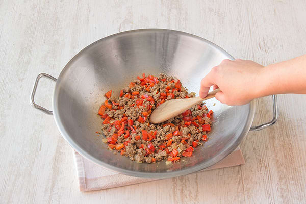 Rul het lamsgehakt met de ui en de puntpaprika