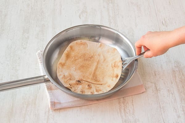 Verwarm het platbrood in de koekenpan