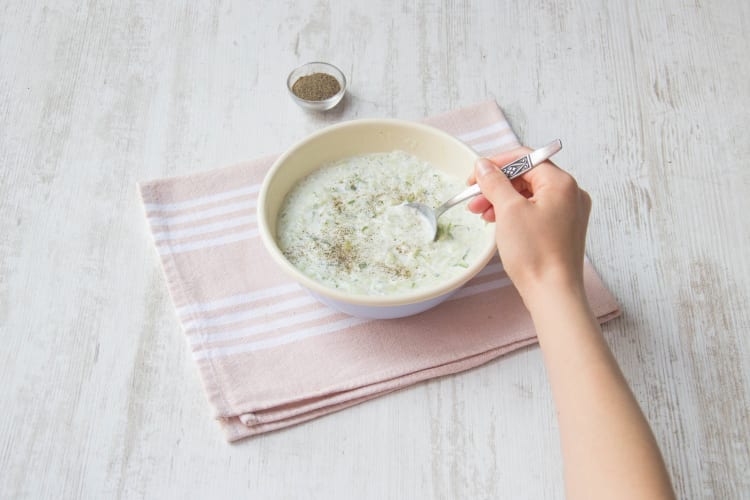 Gurken-Joghurt-Raita zubereiten