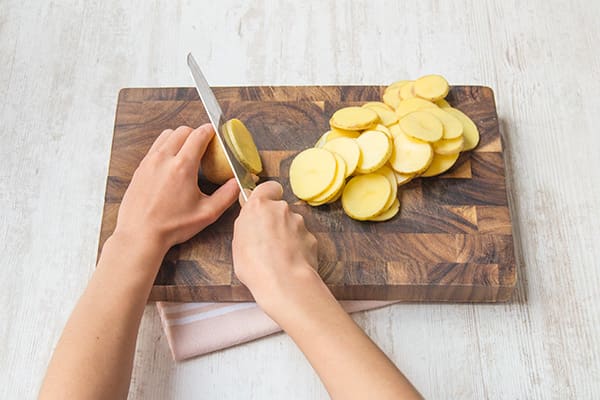 Snijd de aardappel in dunne plakken.