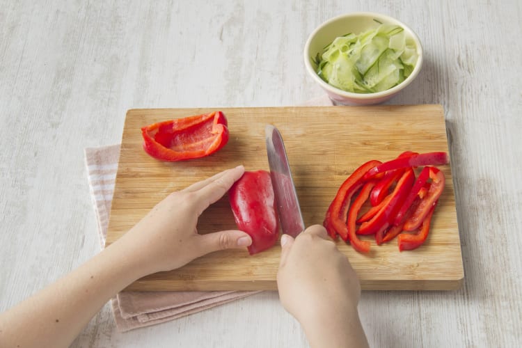 Snijd de paprika en komkommer